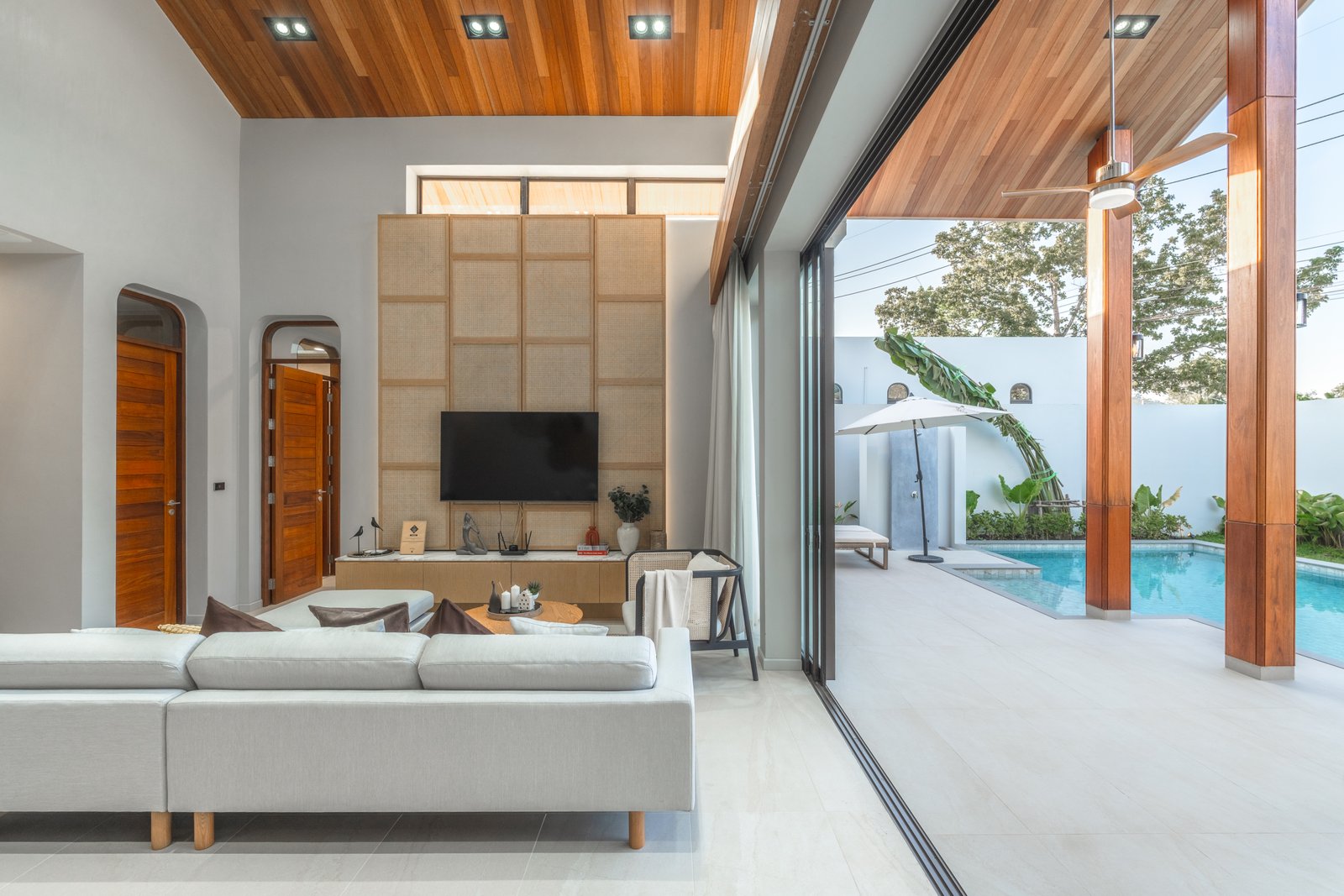25-Living area & Pool deck
